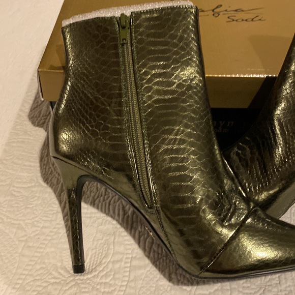 Boots - Picture 4 of 5